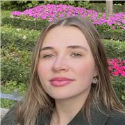 Soy una estudiante francesa en Erasmus por un año en Valladolid, motivada, dinámica y apasionada por el contacto humano.